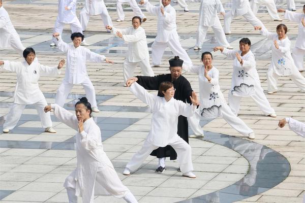 20200924太极广场百人太极及师父指导(谢) (14).jpg