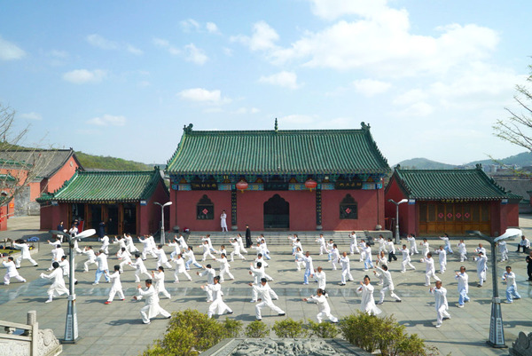 20230408钟道长在朝拜殿为太极协会、义工班指导拳架（照片，谢俞宏，索尼） (8).jpg