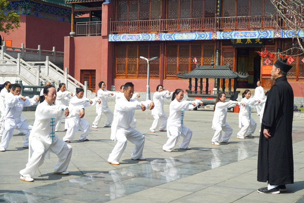 20230408钟道长在朝拜殿为太极协会、义工班指导拳架（照片，谢俞宏，索尼） (42).jpg